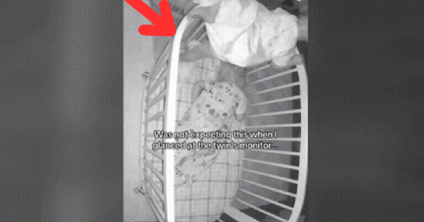 Kiểm tra camera phòng của con sáng sớm, bà mẹ ngay lập tức bật khóc khi thấy cảnh này: "Đó là điều tuyệt vời nhất tôi từng thấy trên Internet"