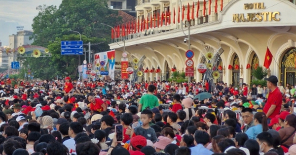 Tour lịch sử bùng nổ, du khách đến TP.HCM đông chưa từng có