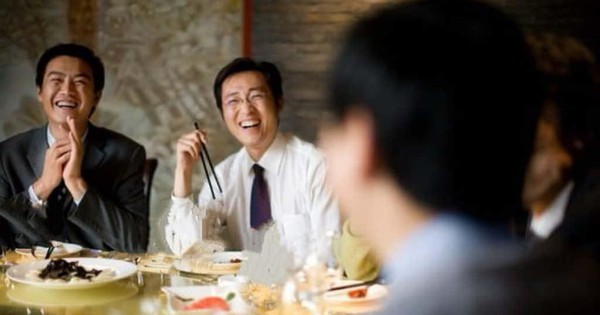 Sau bữa cơm, khách nói “để bạn tốn kém quá”, người thường đáp “không đáng bao nhiêu đâu”, người EQ cao trả lời khiến đối phương mát lòng