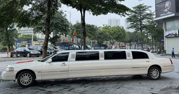 Lincoln Limousine hiếm bán lại giá 1,2 tỷ: Giá ngang Camry mới, dài gần gấp đôi C-Class, có ghế sofa, quầy bar 'sang chảnh'