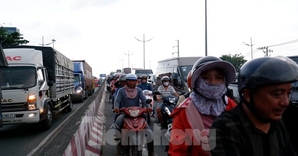 Người xe ùn ùn đổ về TPHCM dù chưa hết lễ