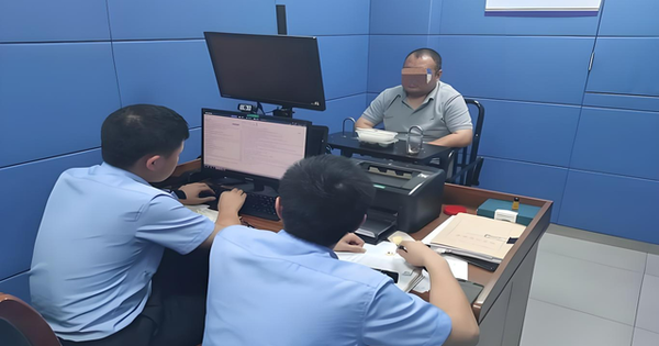 Vừa nhận thông báo mẹ chuyển khoản thành công 450 triệu đồng, thanh niên 2001 vội vàng báo cảnh sát