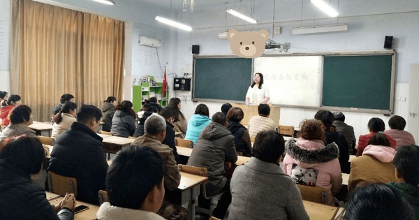 Có 2 kiểu cha mẹ sau mỗi buổi họp phụ huynh: Một bên khiến con sợ hãi, một bên giúp con trưởng thành