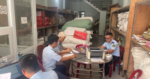 Kiểm tra đột xuất một công ty