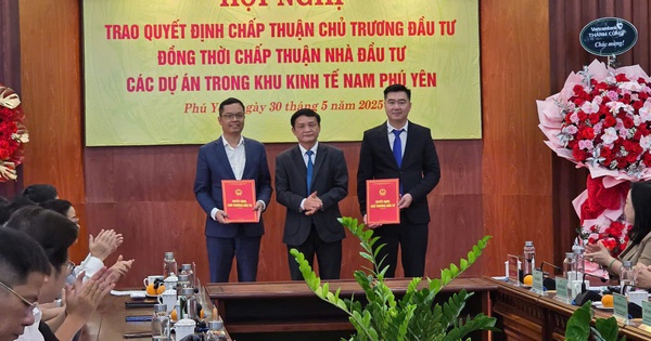 Phú Yên trao quyết định đầu tư 2 dự án động lực