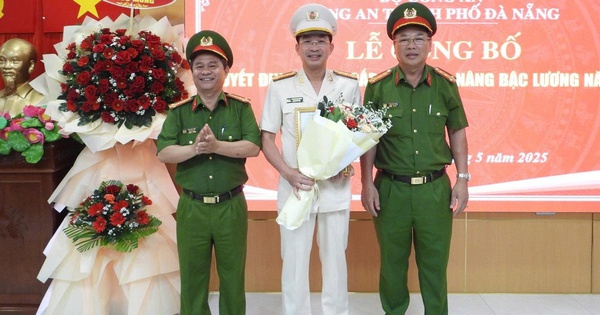 Thăng hàm trước hạn với lãnh đạo phụ trách Công an Đà Nẵng
