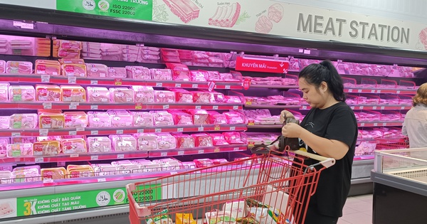 Hình ảnh trái ngược tại các siêu thị TP.HCM sau vụ C.P Việt Nam bị tố bán thịt heo bệnh