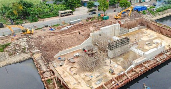 Công trình đập dâng giữ nước đầu tiên trên sông Tô Lịch dần thành hình
