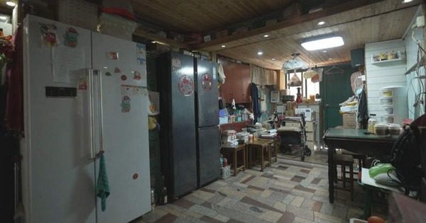 6 thành viên sống chen chúc trong căn nhà 20m²: Muốn leo cầu thang phải cúi người khom lưng, nhìn thôi đã muốn nghẹt thở!