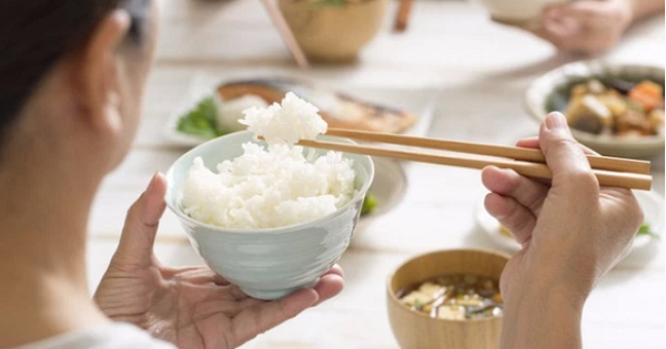Thói quen đơn giản khi ăn được danh y Hoa Đà coi như bí quyết sống thọ, giúp "bách bệnh tiêu tan"