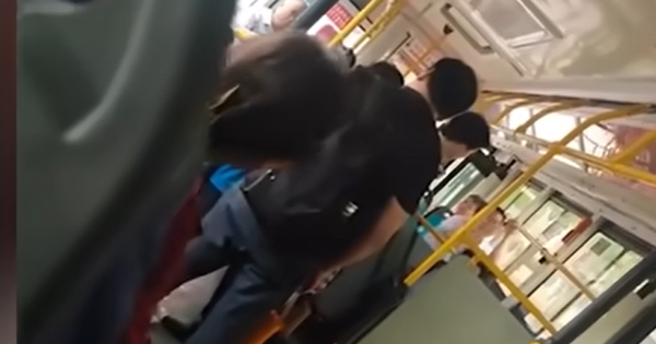 Tình cờ xem được clip 1 nam sinh khóc nức nở trên xe bus, tôi sững người, vội về nhà viết thư, dặn con gái nhớ kỹ 5 điều này!