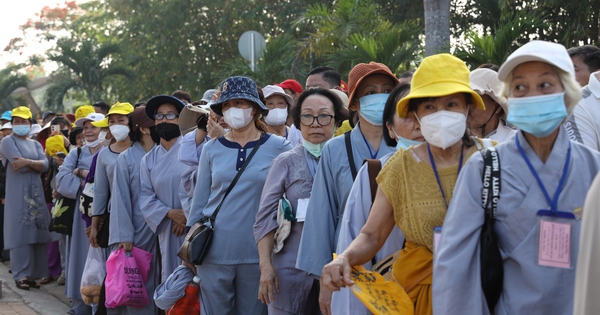 TP HCM: Hàng ngàn người đang hướng về chùa Thanh Tâm