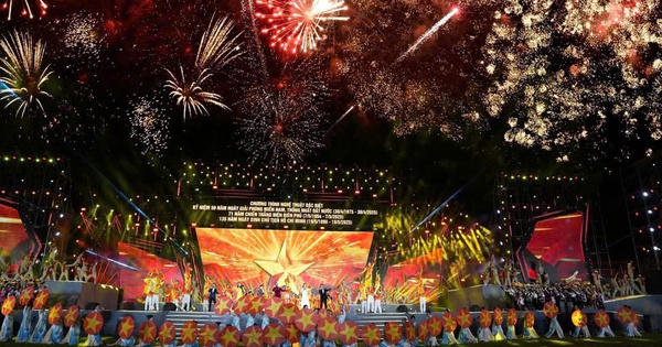 15.000 người đổ về một sự kiện đặc biệt tại thành phố Điện Biên Phủ, hòa mình vào không gian nghệ thuật hào hùng, đầy cảm xúc