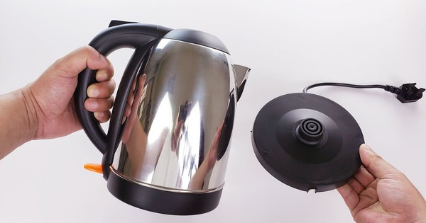 Cảnh báo 4 sai lầm tai hại khi dùng ấm siêu tốc: Số 1 nhiều người mắc, bác sĩ nói “bỏ ngay”
