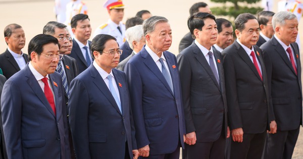 Lãnh đạo Đảng, Nhà nước và các đại biểu Quốc hội vào Lăng viếng Chủ tịch Hồ Chí Minh
