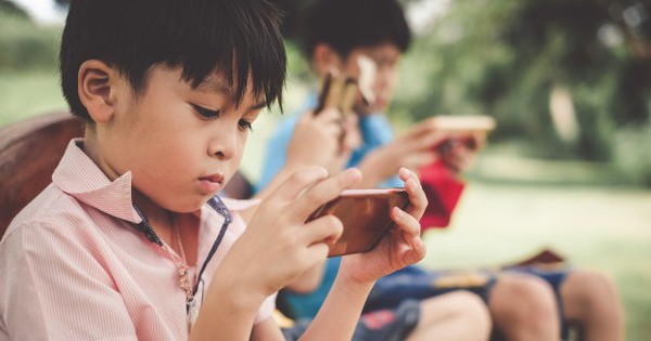 Lời cảnh báo từ giáo sư ĐH top đầu: Đừng vội cho con dùng điện thoại nếu muốn con thành công và hạnh phúc!