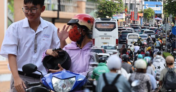 Sáng đầu tuần sau kỳ nghỉ 5 ngày: Người người hân hoan đi làm, đi học trở lại!