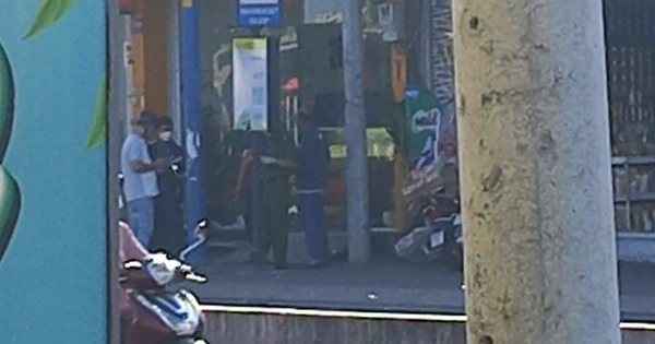 Công an TP HCM phong tỏa hiện trường vụ cướp tiệm vàng ở Hóc Môn