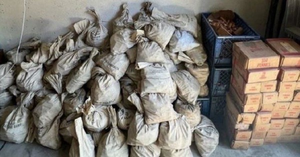 Dọn nhà cũ, cặp vợ chồng sốc nặng khi phát hiện hàng chục bao tải tiền