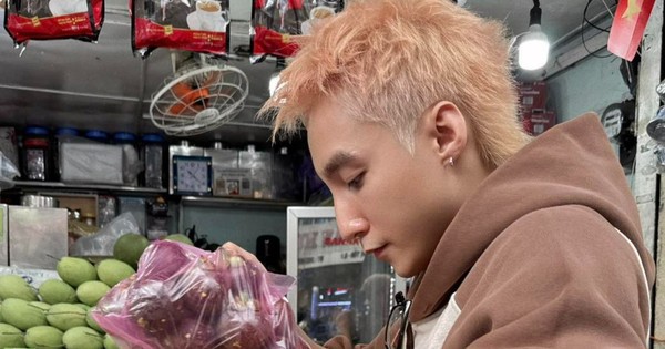 Sơn Tùng đi chợ Bến Thành, nhét xoài, măng cụt vào túi 300 triệu đồng
