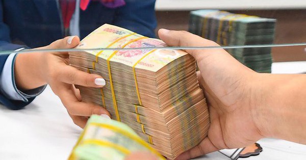 Một ngân hàng giảm lãi suất tiết kiệm kỳ hạn ngắn, tăng lãi suất kỳ hạn dài