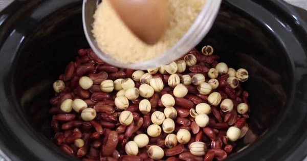 Cứ sang hè mẹ lại nấu cháo đậu đen kèm hạt sen giục con ăn, 30 năm sau tôi mới xúc động hiểu tại sao