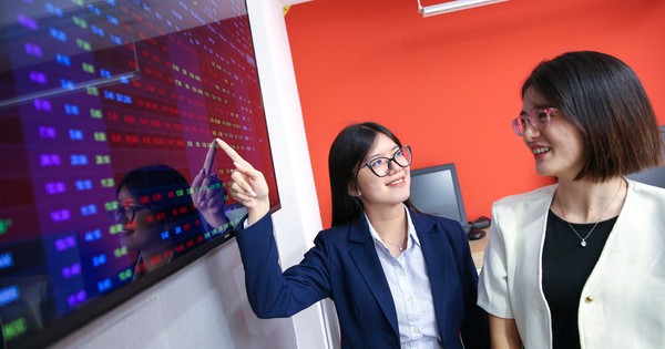 Dòng tiền đổ bộ, chứng khoán khởi sắc