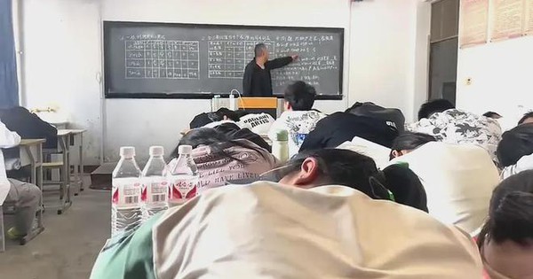 Cảnh tượng trong một lớp học khiến nhiều người lắc đầu ngán ngẩm: "Rốt cuộc các em đi học vì điều gì?"