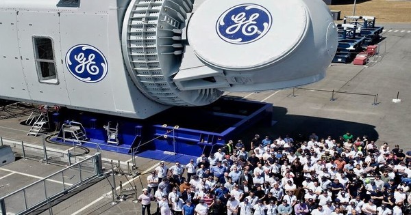 General Electric – Khi 'người khổng lồ' phải tự cắt đôi chân mình: Bài học tái cấu trúc đau đớn nhưng cần thiết!