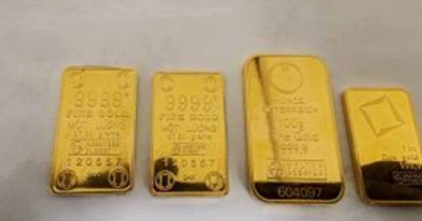 Phát hiện vàng thỏi tinh khiết 98% trong kiện hàng quần áo