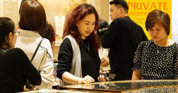 Sau 2 tháng giá vàng biến động mạnh, người mua lỗ, lãi thế nào?