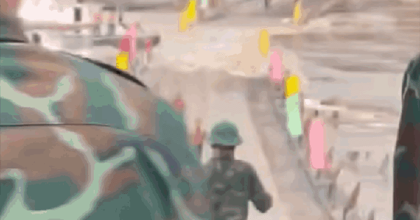 VIDEO: Quân đội "cắt" cầu phao Phong Châu khẩn cấp