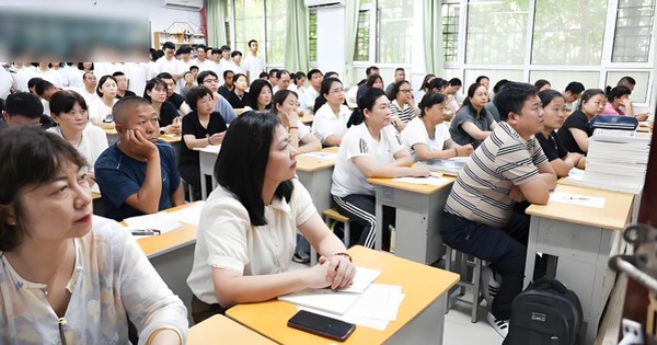 Con học kém nhất lớp nhưng bố lại được cô giáo mời lên phát biểu: Các phụ huynh khác đang bức xúc, bỗng đồng loạt vỗ tay khi ông nói câu này!