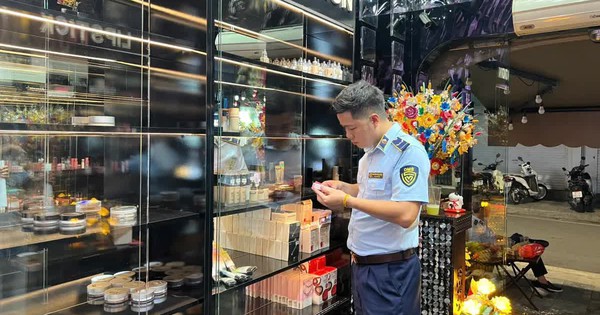 Tạm giữ gần 400 sản phẩm mỹ phẩm nhập lậu tại một cửa hàng ở trung tâm Hà Nội