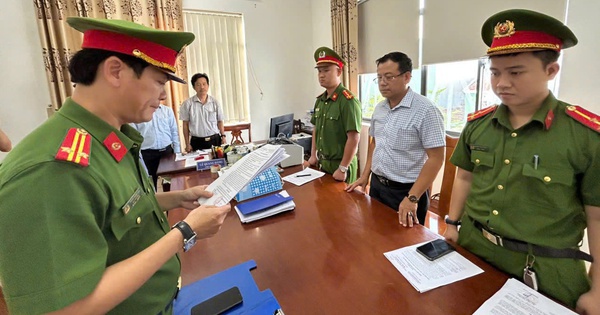 Bắt 2 nguyên cán bộ trung tâm quỹ đất ở Quảng Nam