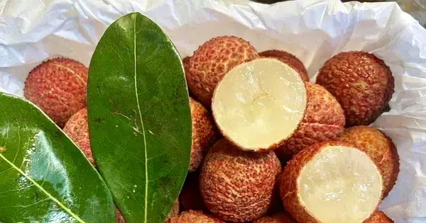 Vải thiều Trung Quốc 'đổ bộ' chợ Việt, giá cao không tưởng