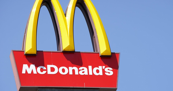 Nhìn cách McDonald's vượt qua khủng hoảng truyền thông: 20 năm sau vẫn lớn mạnh với gần 42.000 chi nhánh, cổ phiếu tăng 1.000% nhờ bỏ ngoài tai antifan