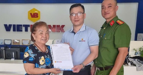 Tài khoản nhận lương hưu mở tại Vietbank của cụ bà U80 đột nhiên nhận được 300 triệu đồng