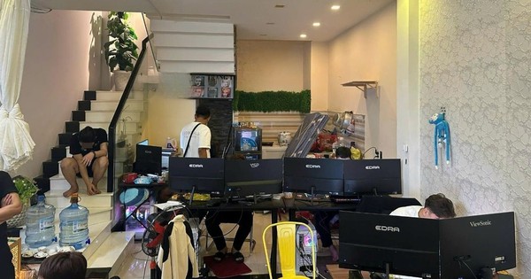 Công an ập vào 2 căn nhà trên đường Quang Trung và đường Trưng Nữ Vương, tạm giữ 15 điện thoại, 2 laptop, 16 CPU