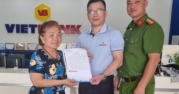 Tài khoản lương hưu của cụ bà 73 tuổi cộng thêm 300 triệu đồng, Công an Hải Phòng lập tức phong tỏa, làm việc với ngân hàng để xác minh