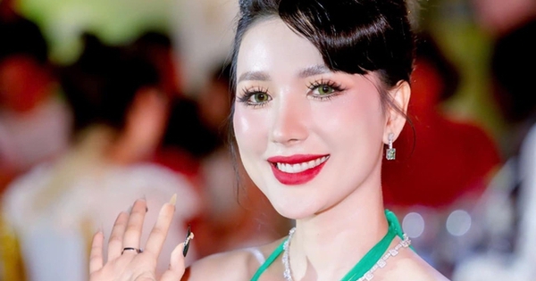 Sau nghi vấn thuê biệt tự trăm tỉ theo giờ để "phông bạt", Ngân Collagen lại bị "bóc phốt" thuê Tây balo đóng giả đối tác, giá thuê nghe mà ngao ngán!