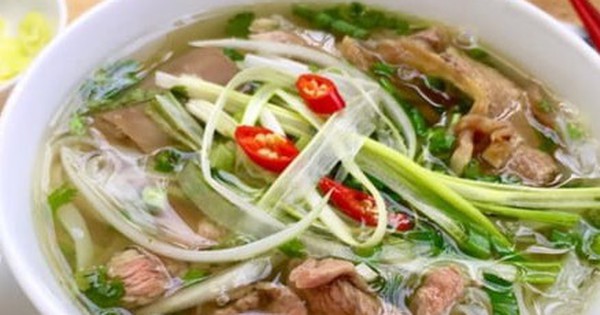 Bún, phở, bánh mỳ đồng loạt tăng giá: Chủ quán 'đổ tội' do thuế