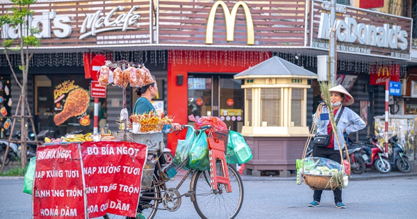 Nơi Starbucks sánh vai cùng trà đá, xiên que “bao vây” McDonald’s, bánh mì thịt xiên đặt trước Lotteria