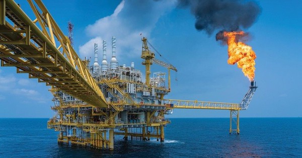 Giá dầu tăng vọt, cổ phiếu dầu khí đồng loạt nổi sóng, điều gì đang diễn ra?