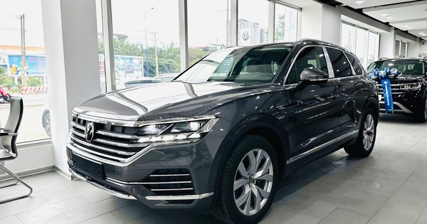 VW Touareg giảm giá kỷ lục hơn 330 triệu, xuống 2,3 tỷ đồng tại đại lý, đấu RX, Q7 trong khi chờ bản mới ra mắt