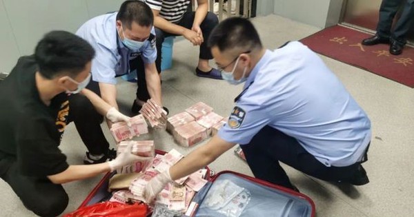 Tịch thu 8,2 tỷ đồng tiền mặt trong một công ty công nghệ, cảnh sát phải trải kín mặt bàn để kiểm kê