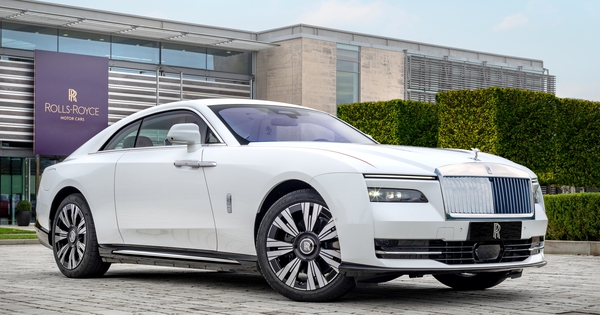Mẹ tặng con gái Rolls-Royce Spectre hàng thửa với họa tiết hoa hồng thêu bằng kỹ thuật hoàn toàn mới