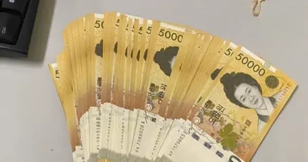 Khách Hàn Quốc quên cả bọc tiền ở sân bay Nội Bài