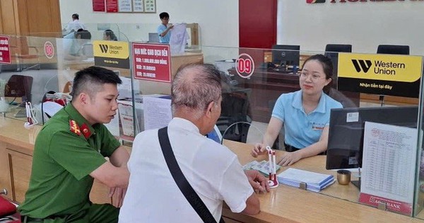 Có 3 sổ tiết kiệm, cụ ông 79 tuổi chỉ rút 1 quyển để chuyển khoản 200 triệu đồng: Nhân viên Agribank nhận giao dịch, rồi báo công an