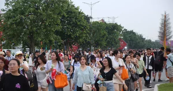 Biển người đổ về Hưng Yên